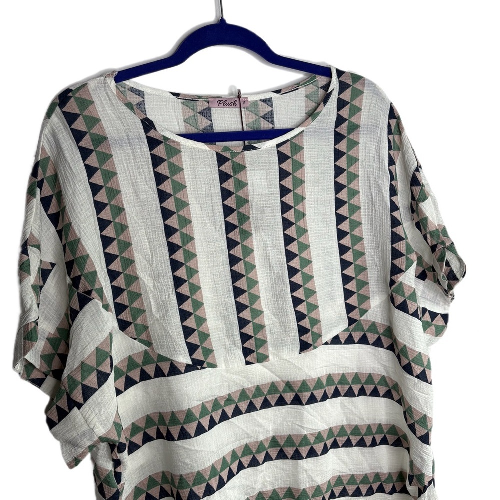 Geometric Patterned Women's Top - Picture 2 of 11